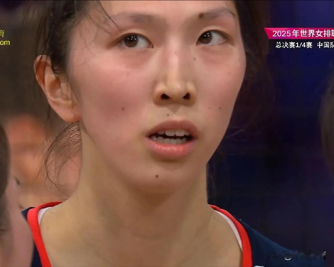 【25-19，中国女排再赢一局大比分2-1领先】
中国女排加强一传后主动增强了副