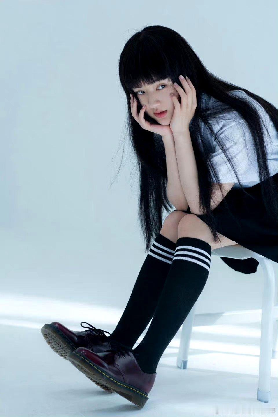 #赵露思直发深V#这个风格还挺有趣 ​​​
