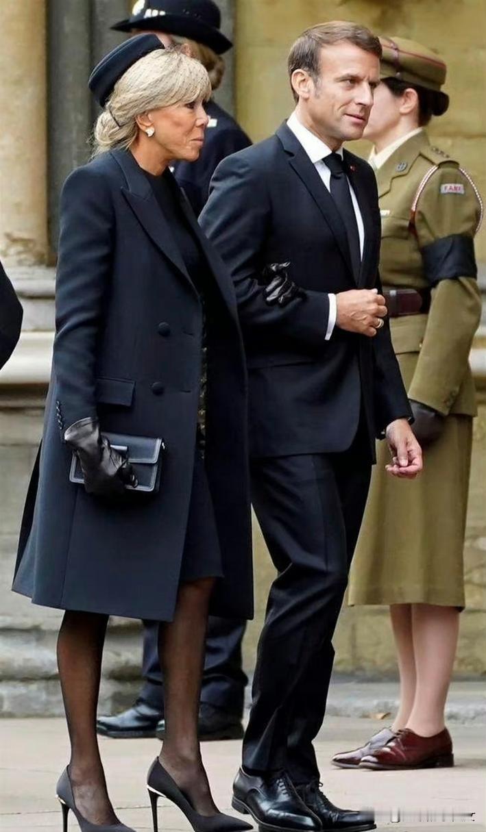 马克龙这次出访东方大国
72岁的娇妻陪同左右
状态依旧在线
穿着一双10厘米的高