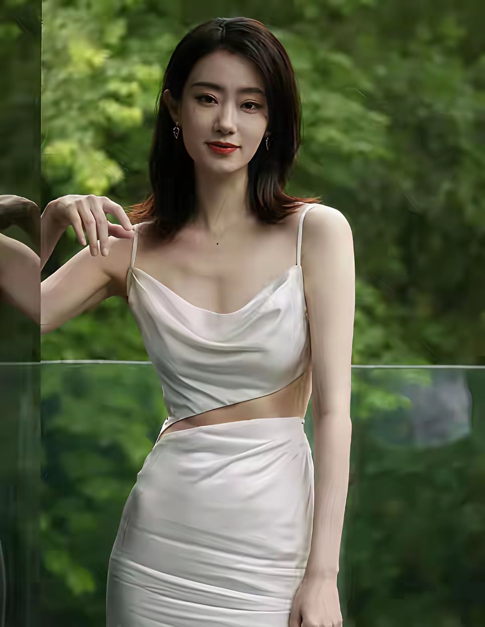 颜值很出众，贾玲淡出后她也跟着不露面了。 