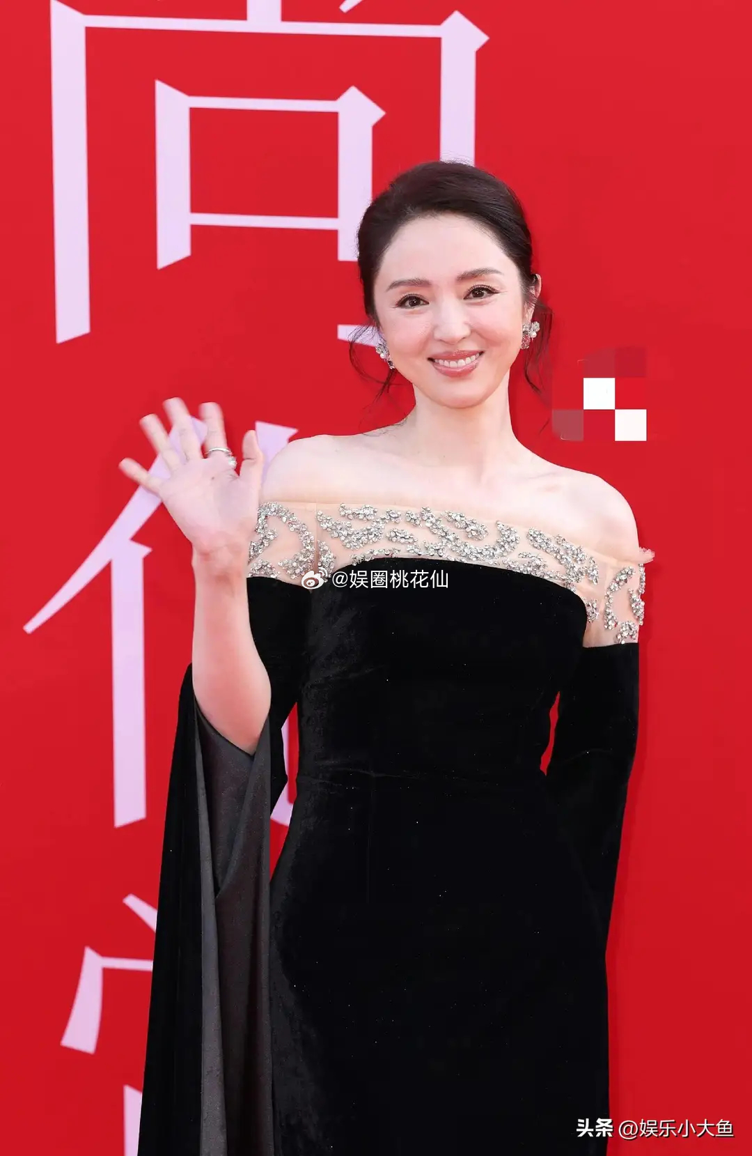 红毯上的董璇，一袭黑色丝绒礼服尽显温柔大气！太美了！ ​​​