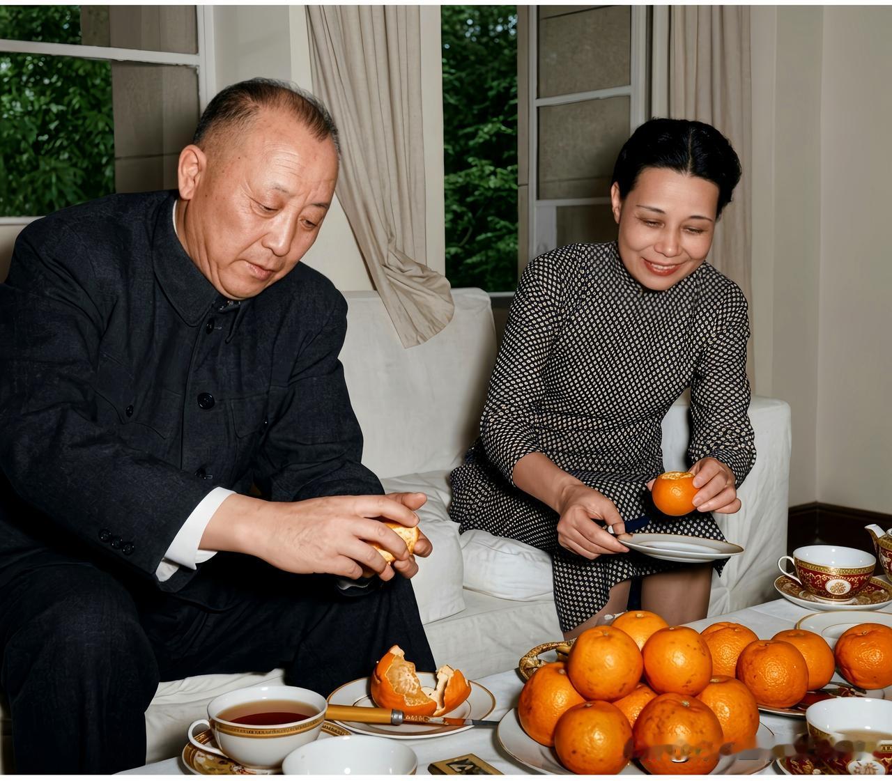 这是上世纪五十年代中期卫立煌将军和他的夫人韩权华在北京的寓所内留下的一张老照片，
