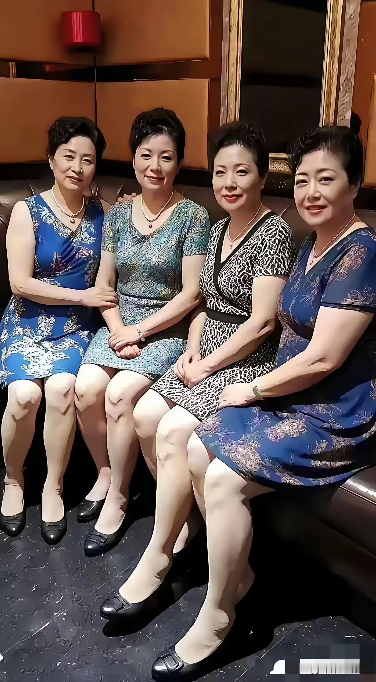 大家注意看，这些女人的膝盖像不像雪铁龙车的标识？哈哈我觉得是ai生成的！