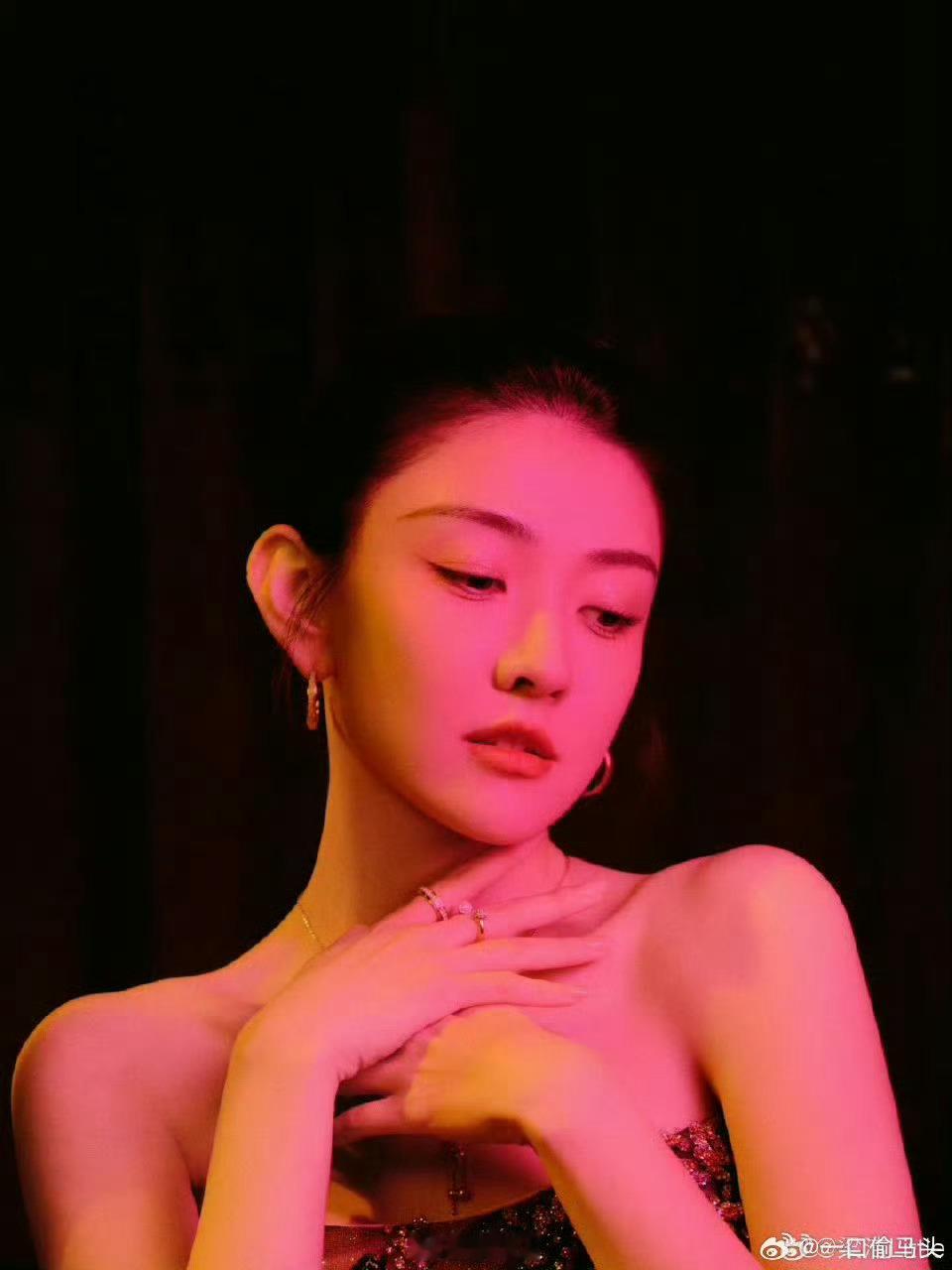 梁洁大光明梳起大光明，她是自带光芒的女王！梁洁完美驾驭高难度发型，饱满额头与精致