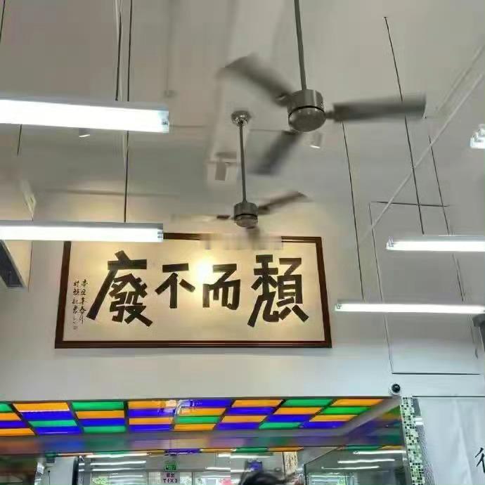 水瓶的个性比较冷淡，仿佛对什么都漠不关心，只是保护好自己，至于别人是好是坏，或是