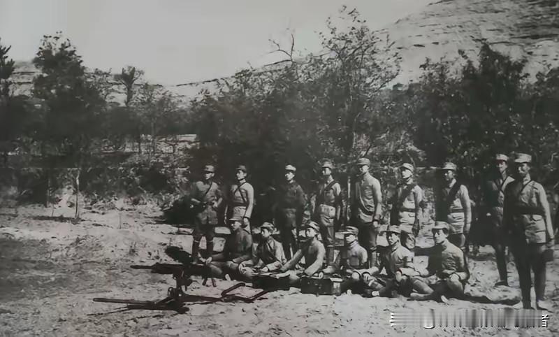 1953年冬，东北林场民兵抓获一个偷伐国营木材的老头，审讯时发现他左腿裤管里缠着