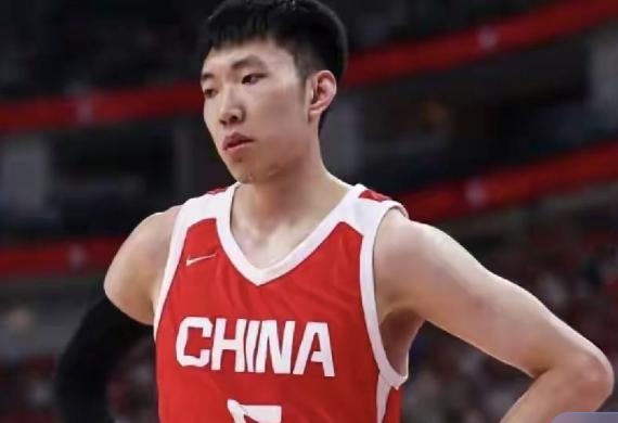 国际篮联世界杯预选赛，中国队对阵日本队的比赛中，出现了非常奇葩一幕。第四节比赛还