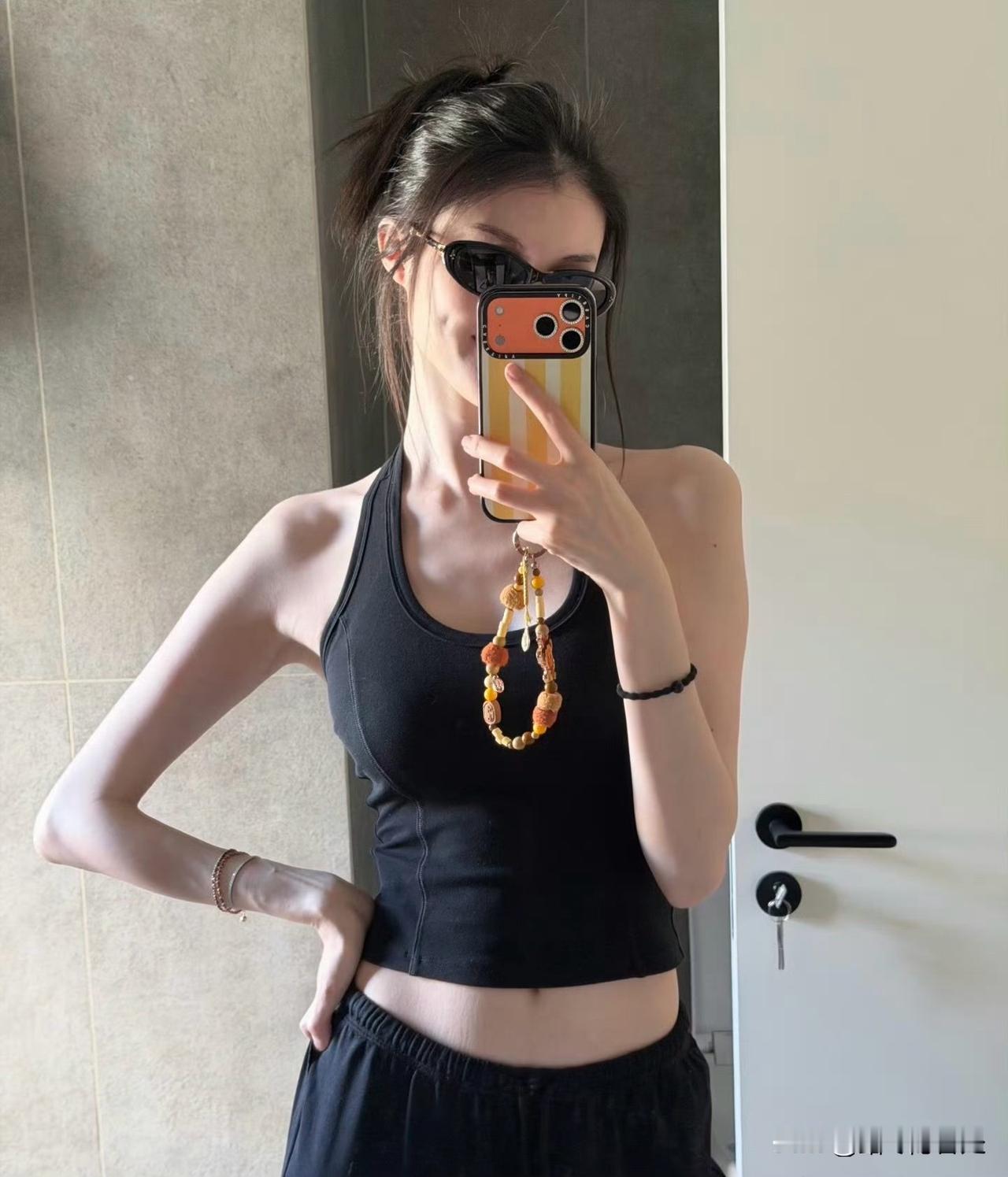 连何穗这样的超模都没能逃过妊娠纹，普通妈妈们真的不用太苛责自己。每一个纹路都是孩