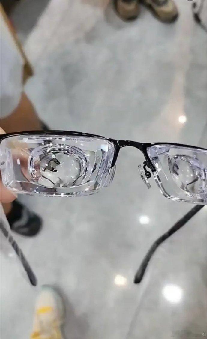 网友：传说中4200度的眼镜！  