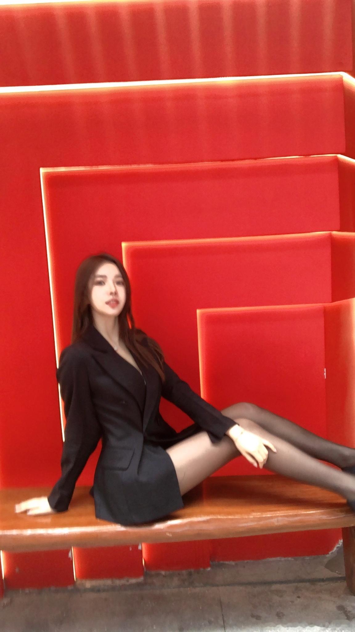 今天拍的照片呢 第一次穿黑色西装 像制服吗 妈妈的衣服[挤眼][挤眼] ​​​