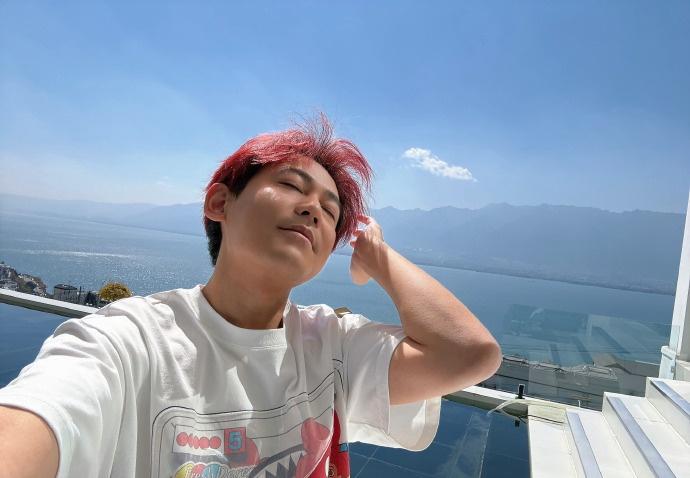 在云南更新个人社交平台，他表示：“长这么大，终于有能力有时间，第一次带全家老小出