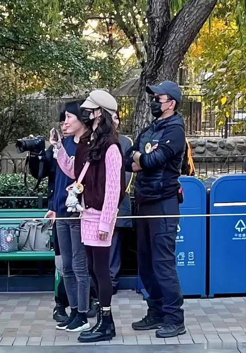 唐嫣罗晋携4岁女儿现身迪士尼，脸捂得严严实实，奈何一身俏丽粉色实在出众，还是被认
