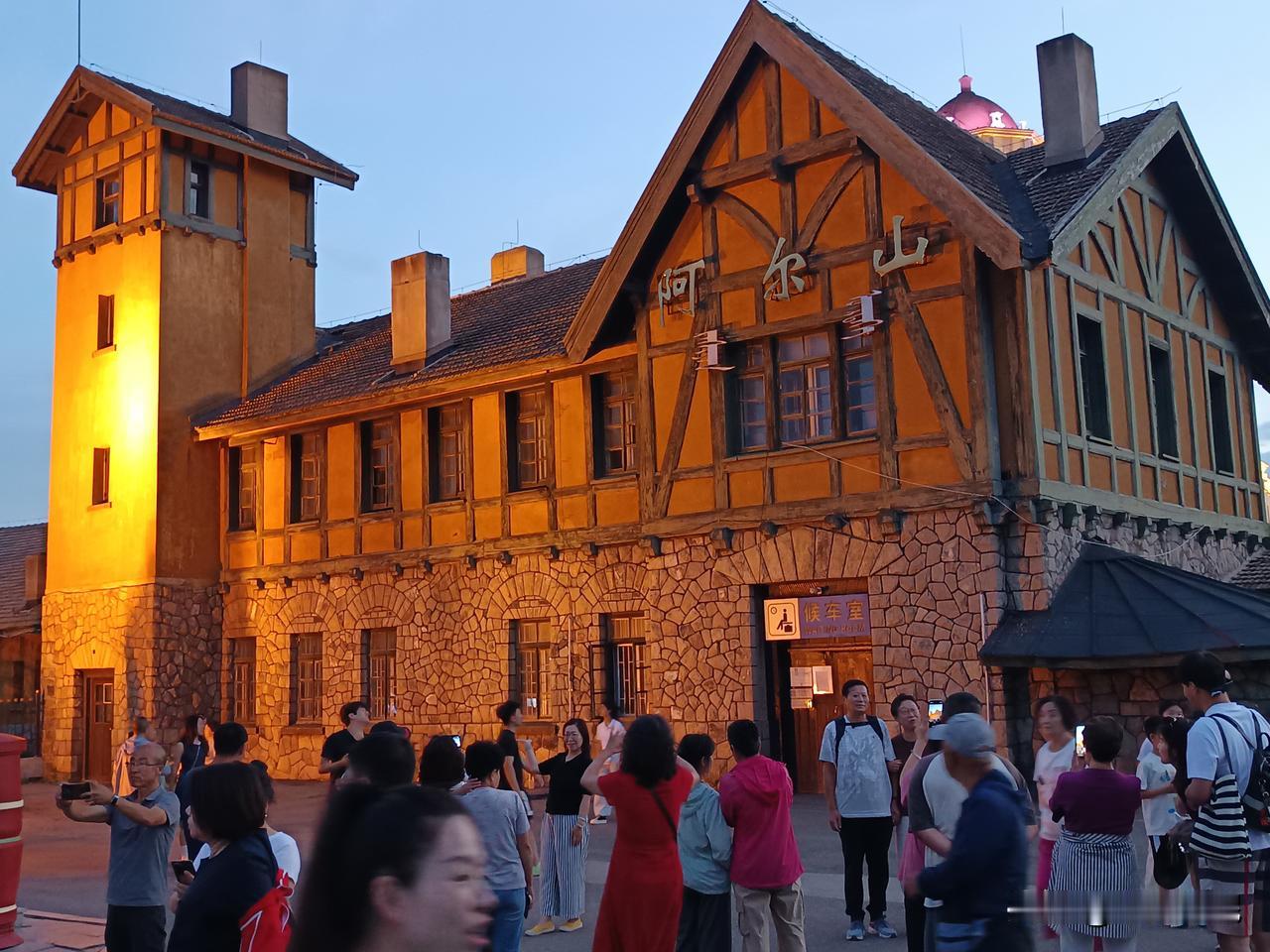 金台夕照

两层小楼被斜阳晒透了，整个儿成了琉璃盏，站牌上的蒙文也淌着蜜。举手机