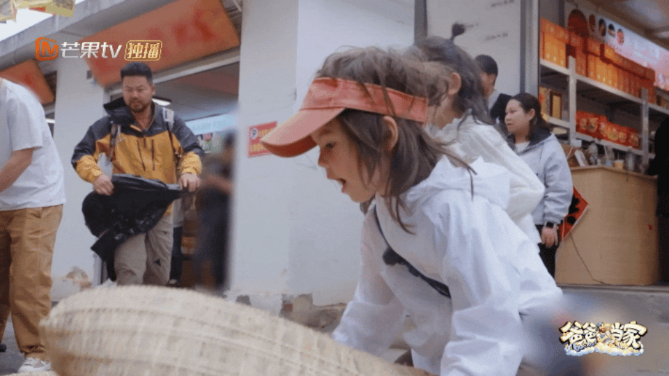 爸爸当家中断录制帮小摊贩挡雨 好有温度和爱的一幕，爸爸当家 永远会让我看到这个世