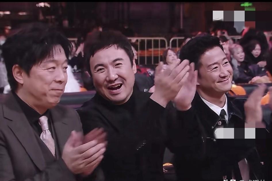 黄渤还没反应过来，沈腾已经冲出去了。
一个搀扶杨幂的动作，看似绅士风度，实则撕开