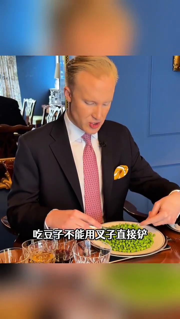 传统绅士的吃饭礼仪有多讲究？
·吃葡萄不能直接用手摘着吃，得用长柄银纸剪刀剪下一