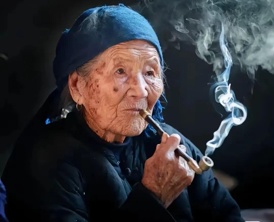 烟

点的是前尘往事，
吸的是半世浊醉。
品的是物是人非，
吐的是心酸疲惫。
吞