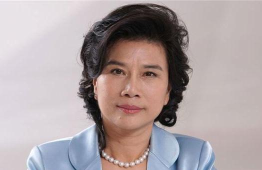 主持人问董明珠：“你身价过 100 亿，为何与亲哥哥 20 年不来往？”董明珠：