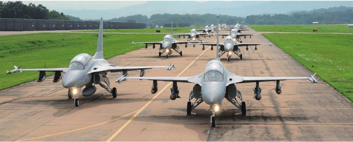 每天认识一件兵器 T-50“金鹰”教练机［韩］机长：13.14米翼展：9.45米