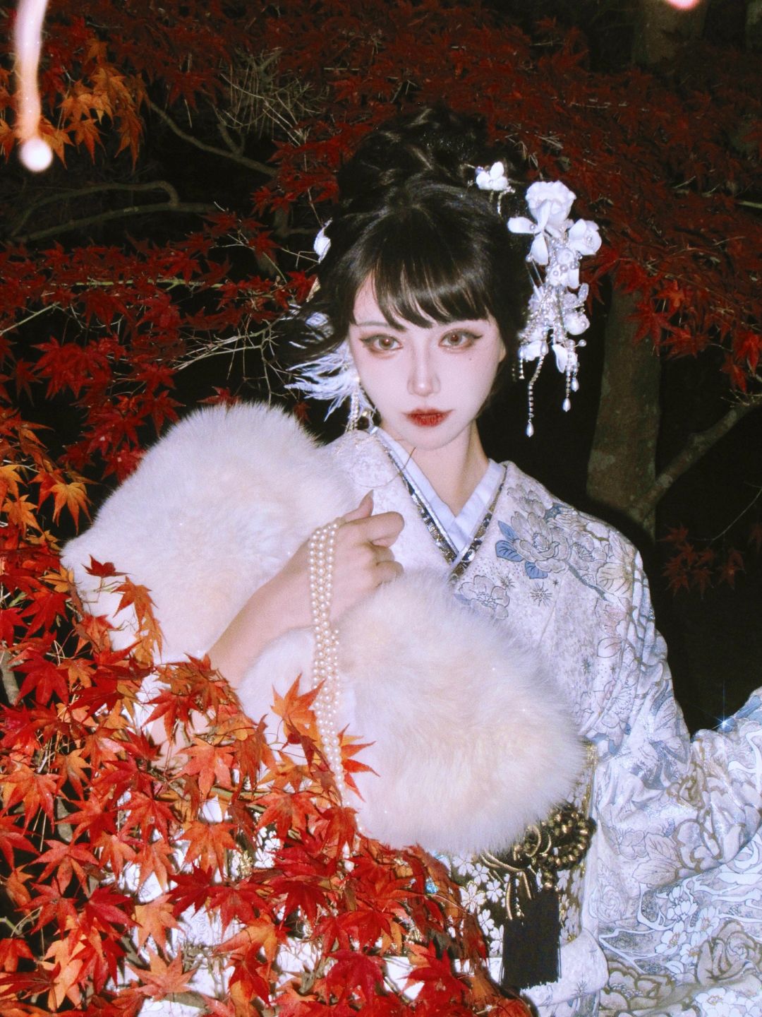 “漫山红遍，层林尽染”🍁少女与夜枫