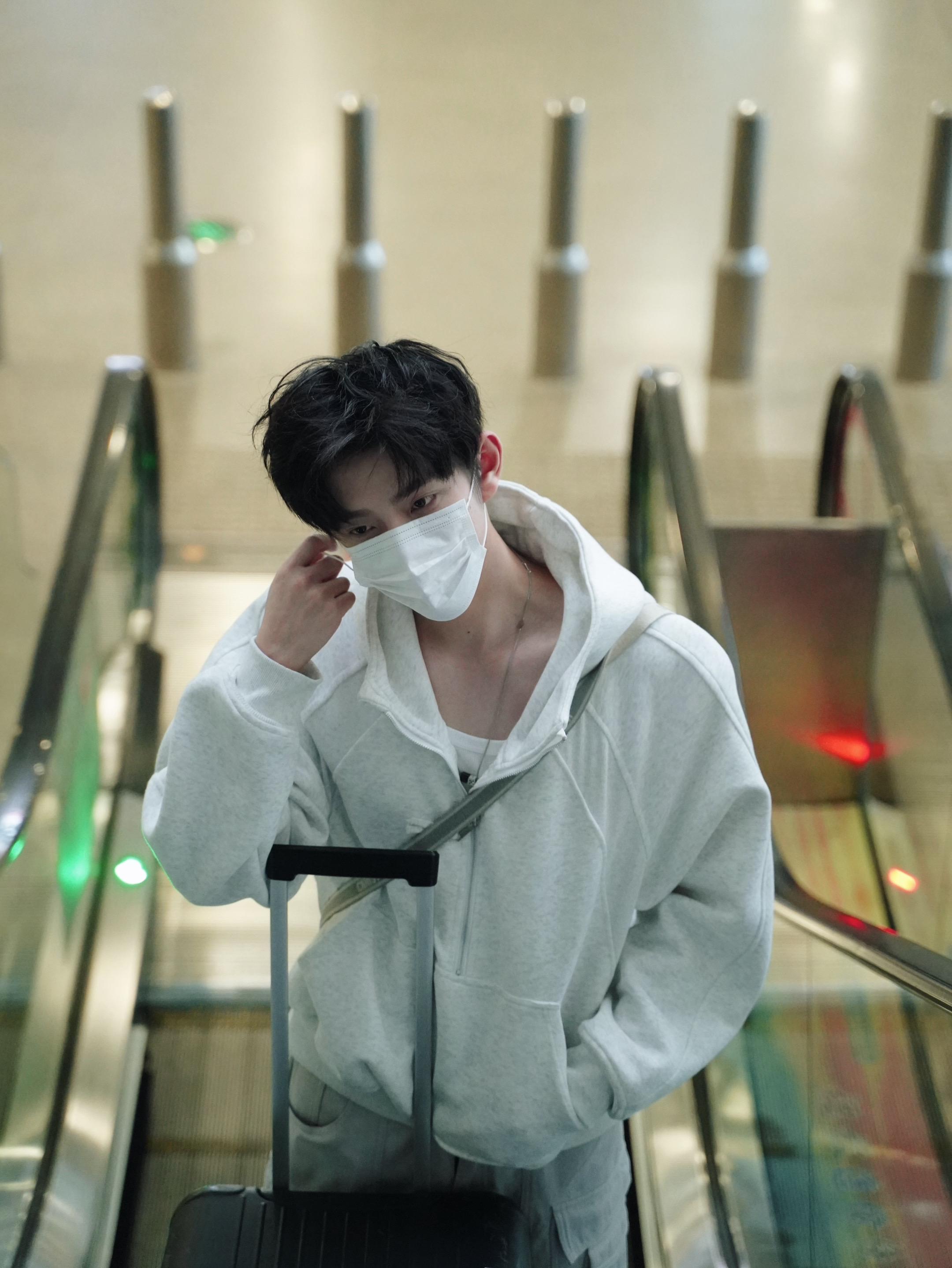 近日许晋哲现身厦门机场，和粉丝没有任何互动直接离开， 据知情人士爆料...