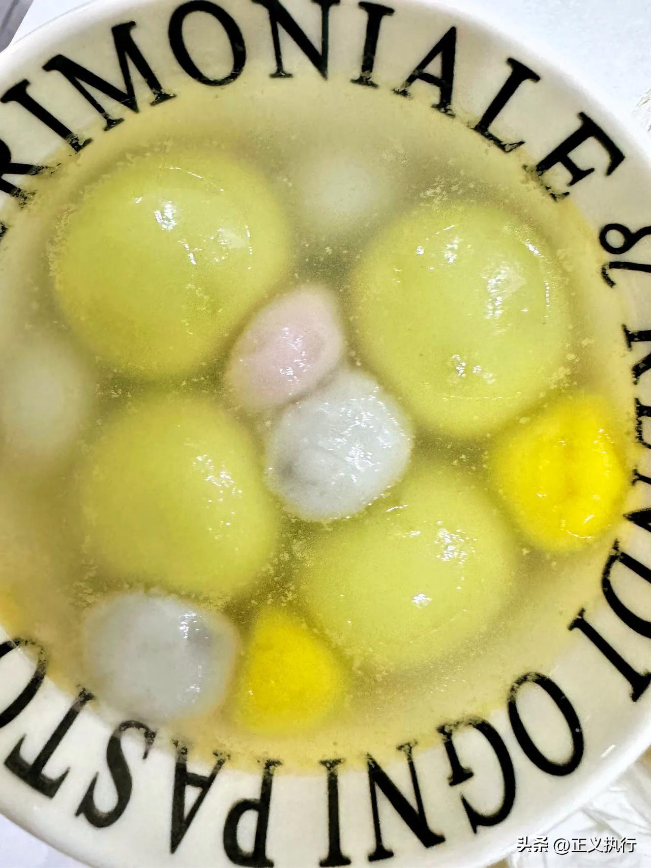 马年元宵节，一家人可热热闹闹吃团圆饭。我们全家人都超爱吃黑芝麻汤圆，香甜软糯，一