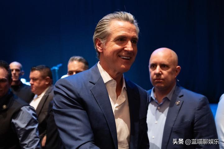 加州州长纽森抨击前国土安全部部长克里斯蒂·诺姆，后者昨天被特朗普解职了。
纽森表