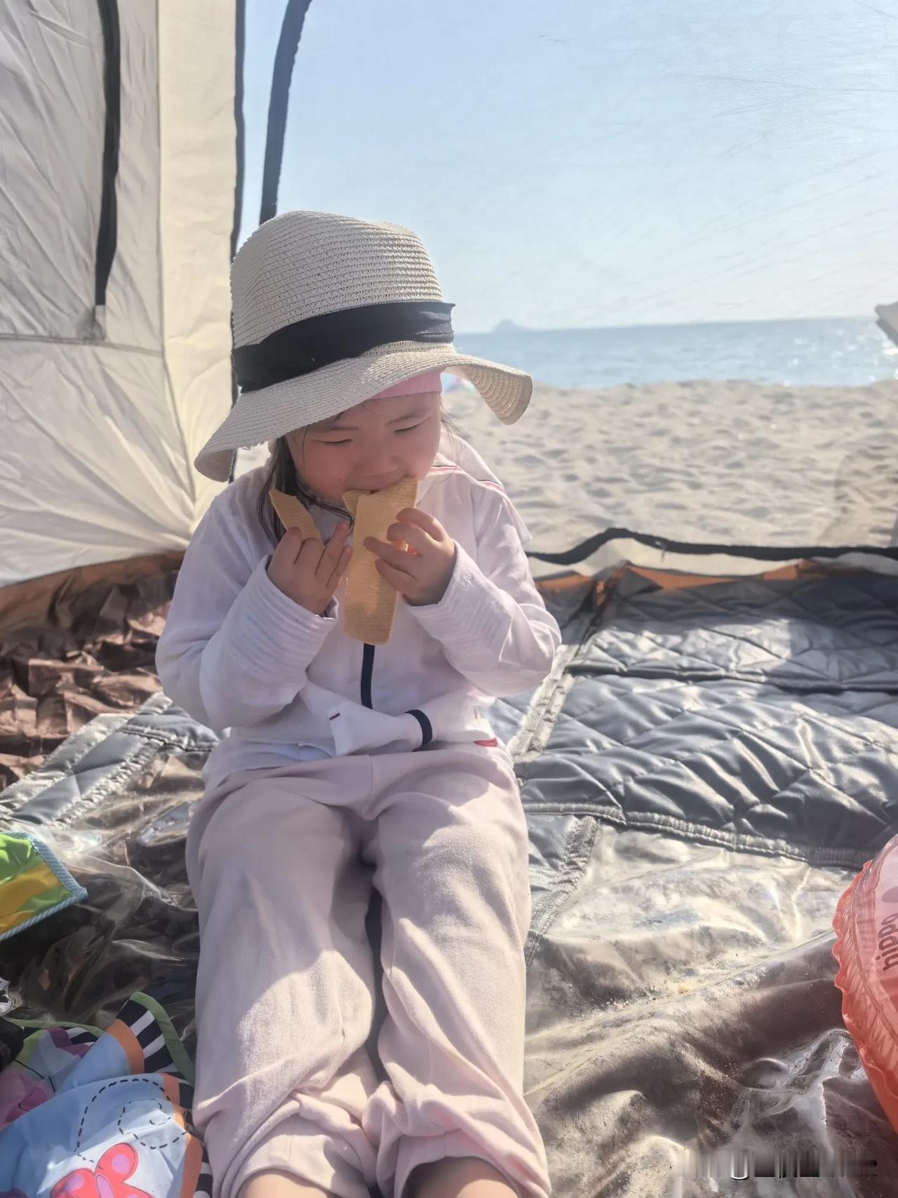 今天带着两小只在沙滩上消耗了大半天，挖沙、踏浪、游泳、吃吃喝喝，去年来这片沙滩时