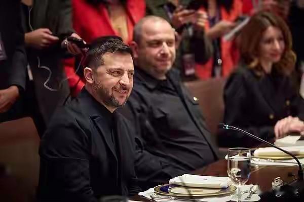 谁都不服就服特朗普，你看人家即将调停俄乌战争，“两普”电话沟通初见成效。

日前