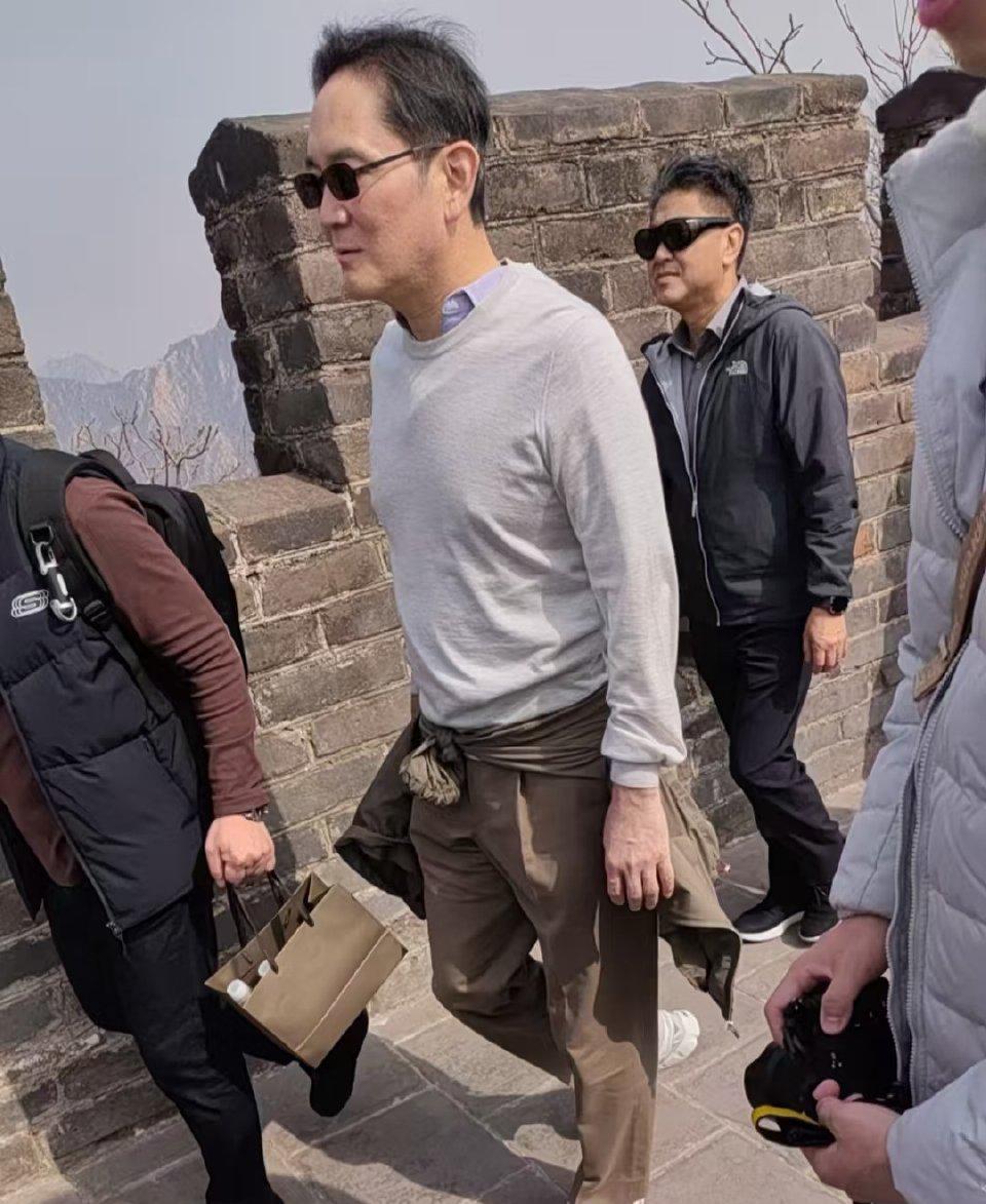 近日韩国三星会长李在镕来中国，公务私事都没落下。

3月22日到23日，他出席了