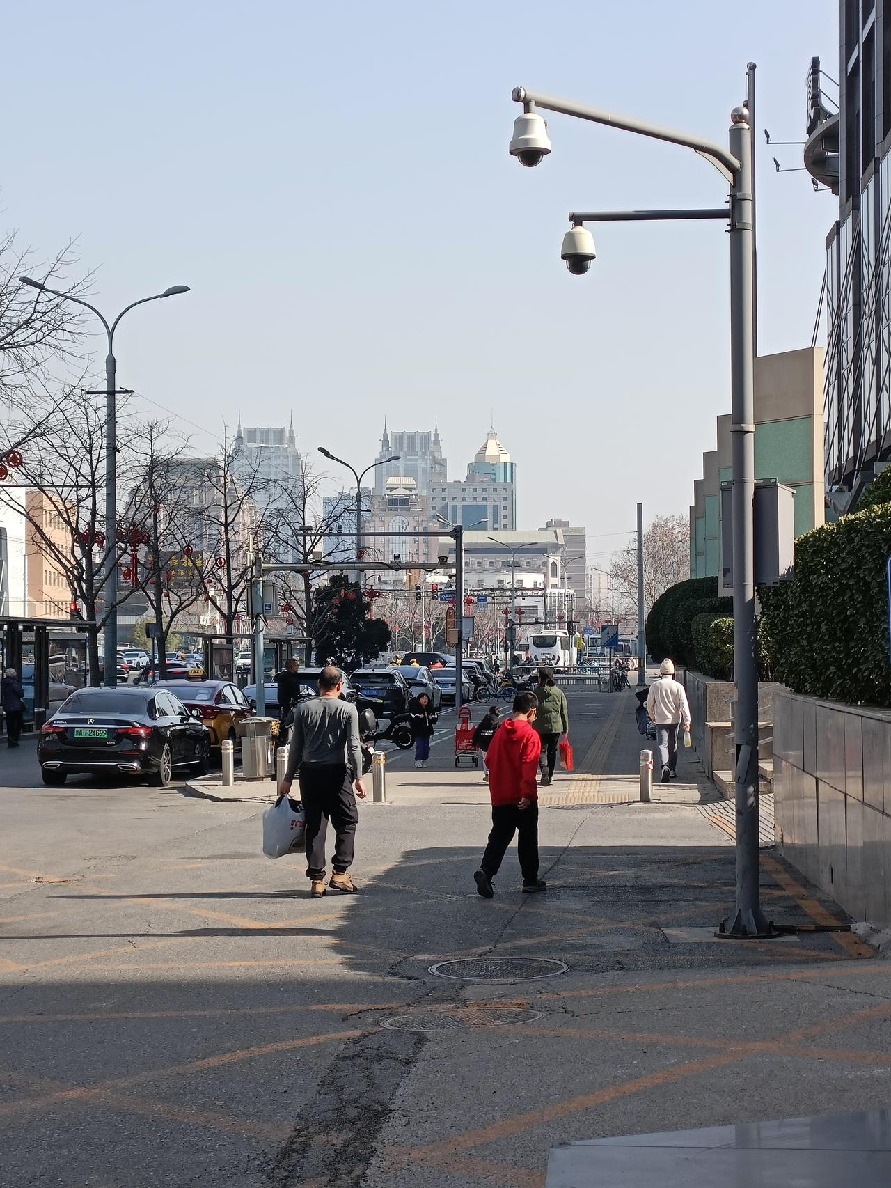 人到中年万事忙，这话还真有点道理。就说中年男性，2025年数据显示中国平均每周工