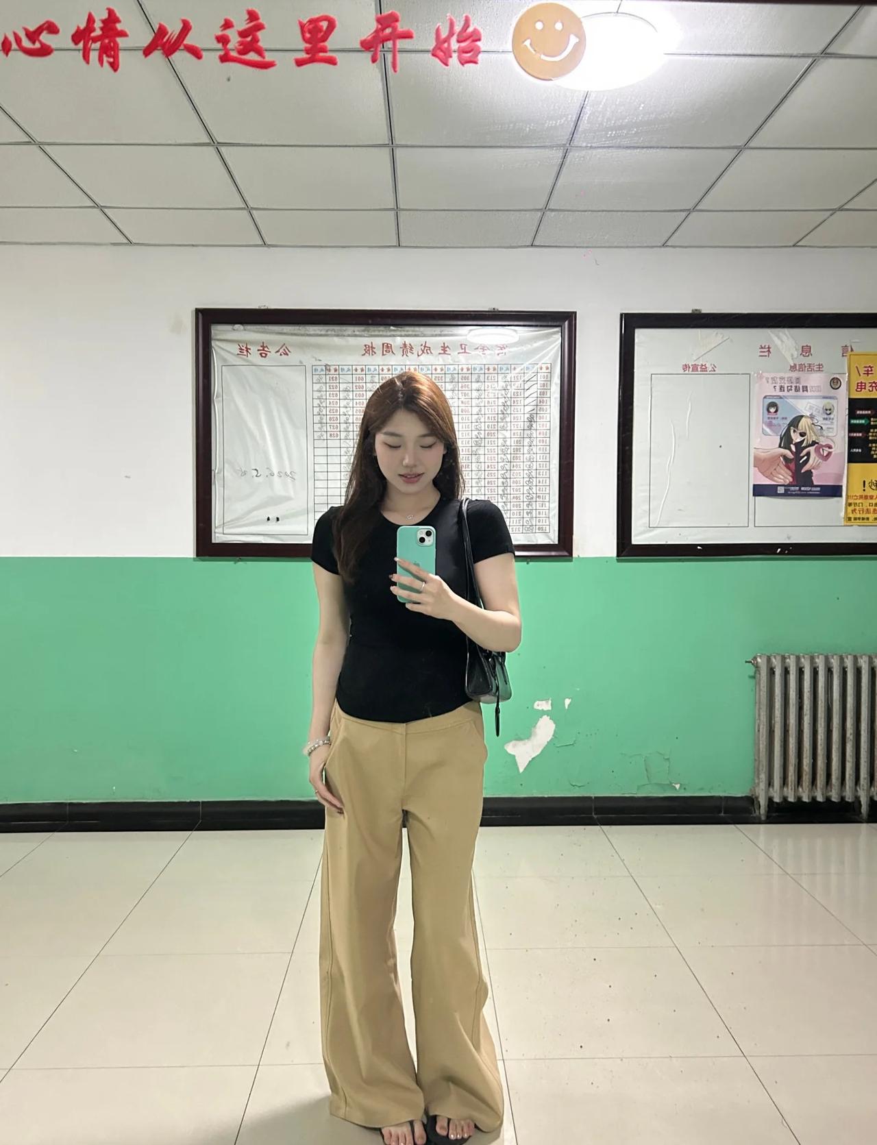 168/114 今天穿这个
女大学生日常穿搭 打工人的日常穿搭 大学生上课穿搭 