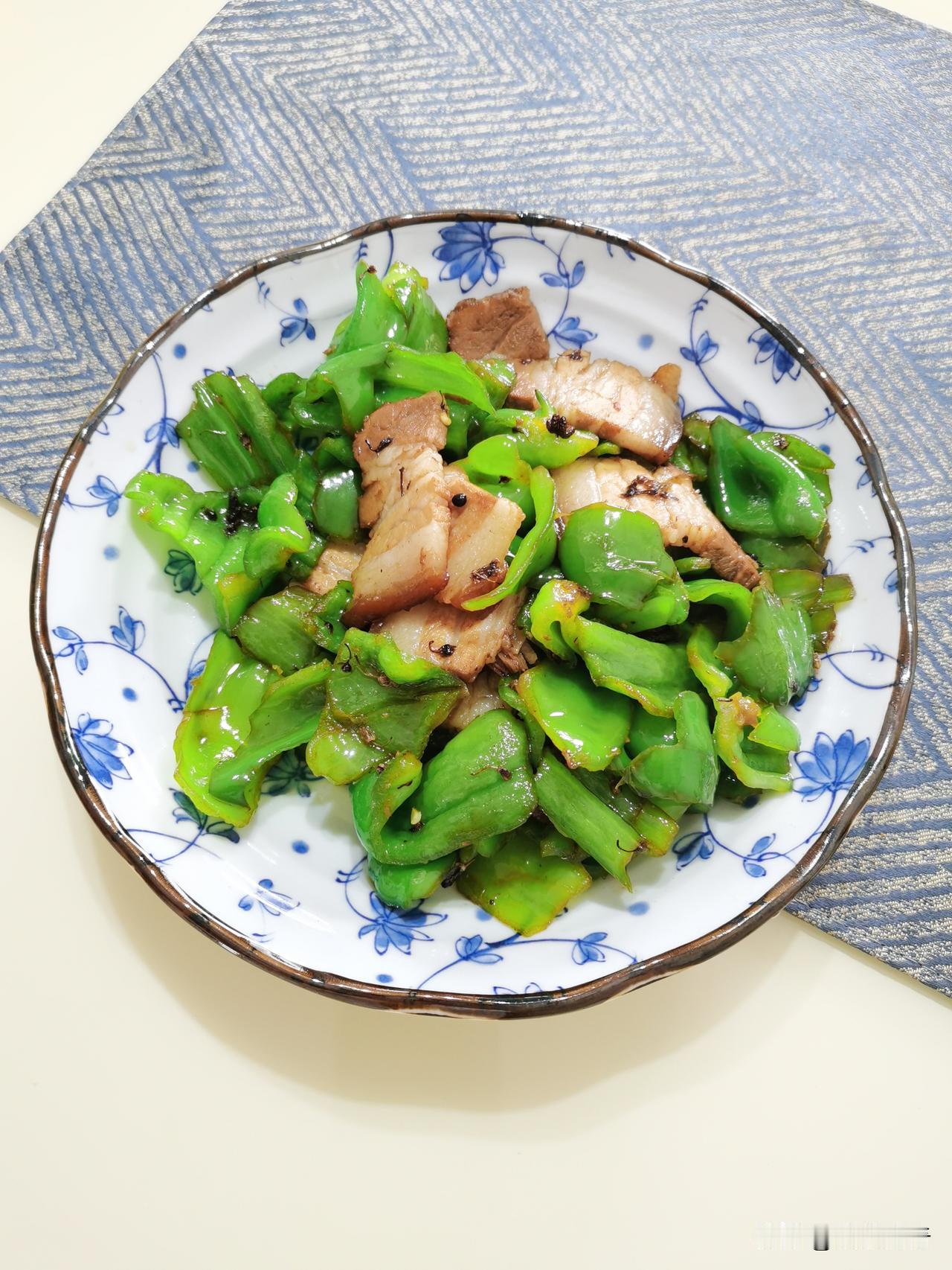 面馆老板问顾客：面味道咋样？
顾客：味道没得说，就是面条长得太团结，全都黏在一起