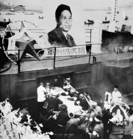 “我这一走，恐怕再也回不来了。”1937年6月29日，杨虎城被迫登船出国。临行前