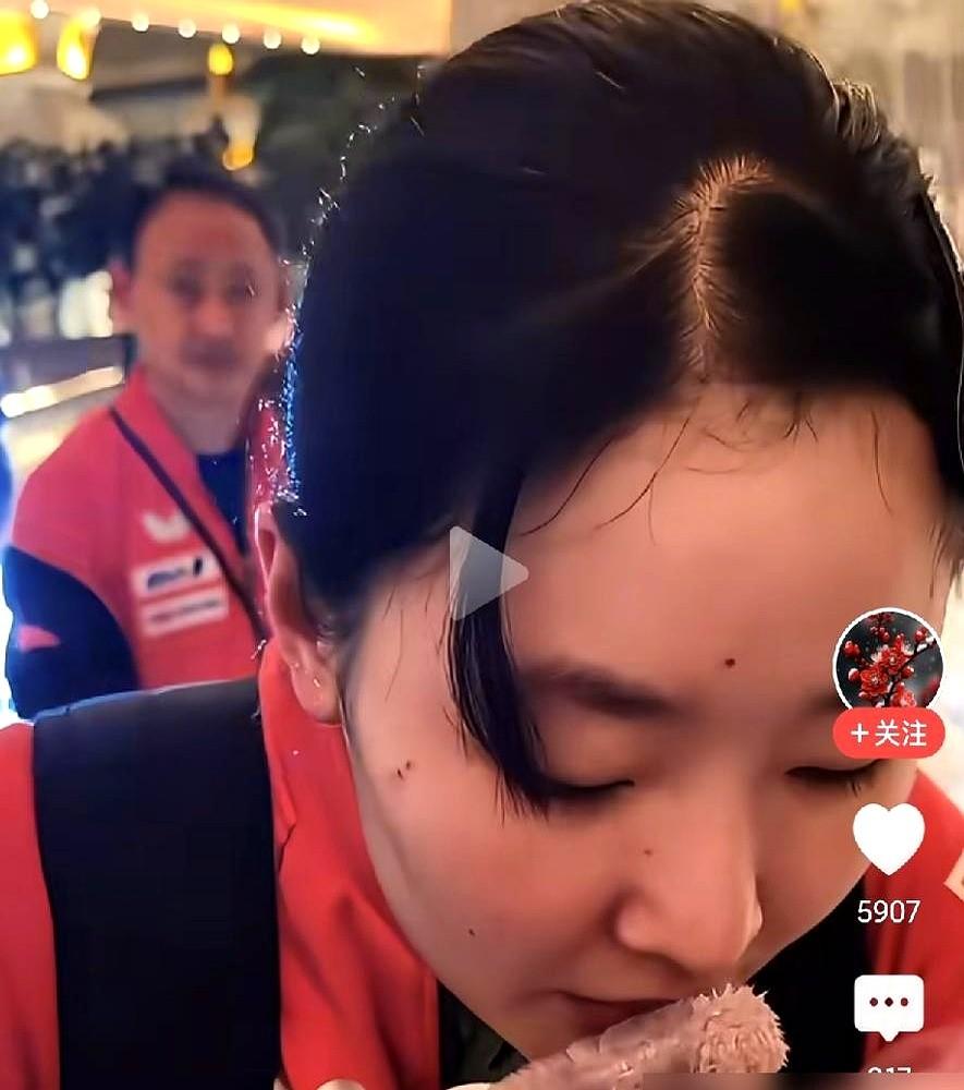 顶着脸上的伤痕，张本美和死死盯住球台。她那比别人快两成的反手衔接，全是用膝盖和腰