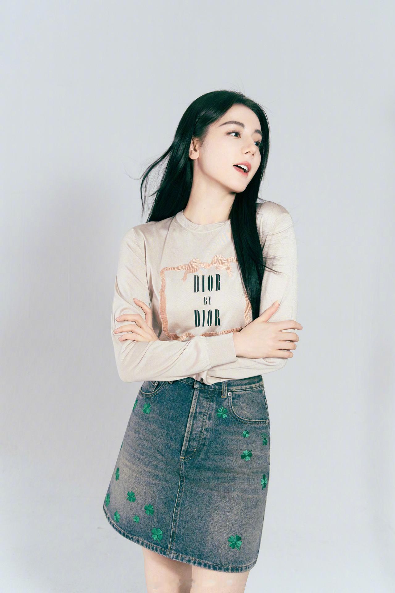 新鲜的热巴[飞吻]
迪丽热巴