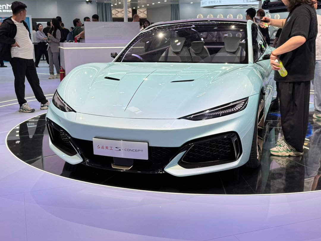 红旗之前尝试了很多年轻化和电动化的造型路线，结果都不甚理想。但这台概念车（实际上