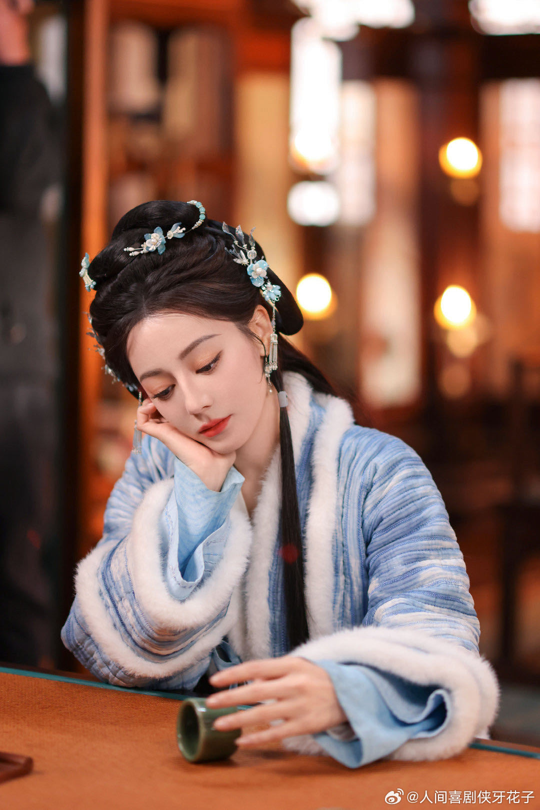 迪丽热巴真假贺思慕迪丽热巴后面是迪丽热巴白日提灯 方昌附身假扮，贺思慕将计就计。