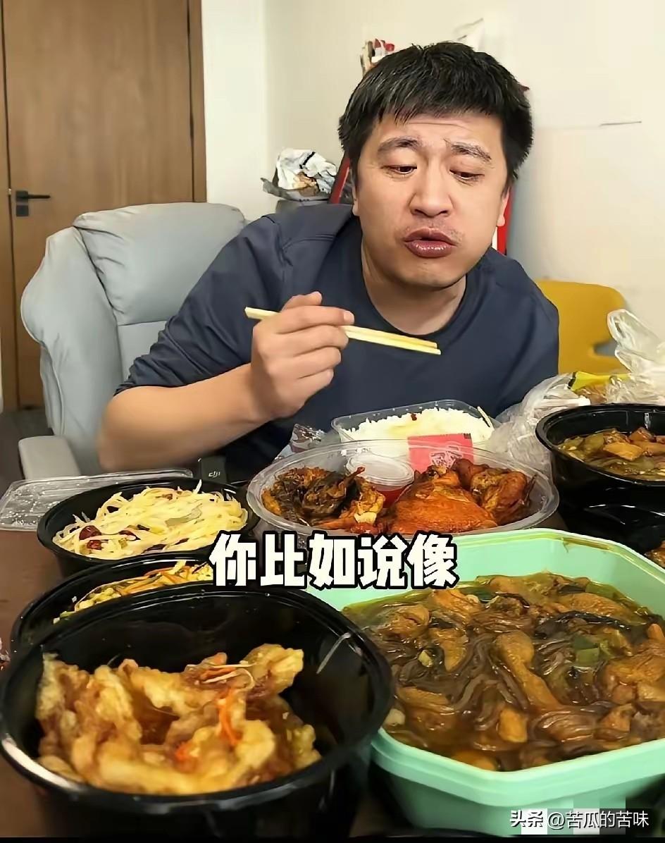 这是张雪峰今天中午出镜吃午饭的画面。一碗米饭六碗菜。
盛大菜用的是塑料盒子，大概