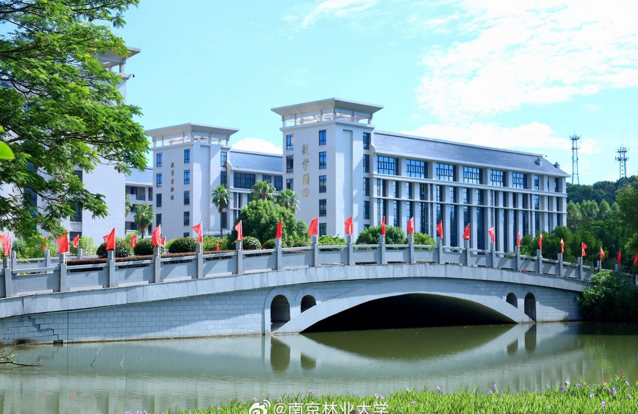 闽水泱泱，榕城苍苍
八十九载，学府峥嵘
扎根农土，科创赋能
育人为本，使命在肩