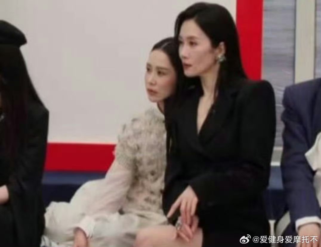 海清坐姿海清直播四小时累到靠肩小憩，真实状态太让人共情了。松弛系艺人上新了