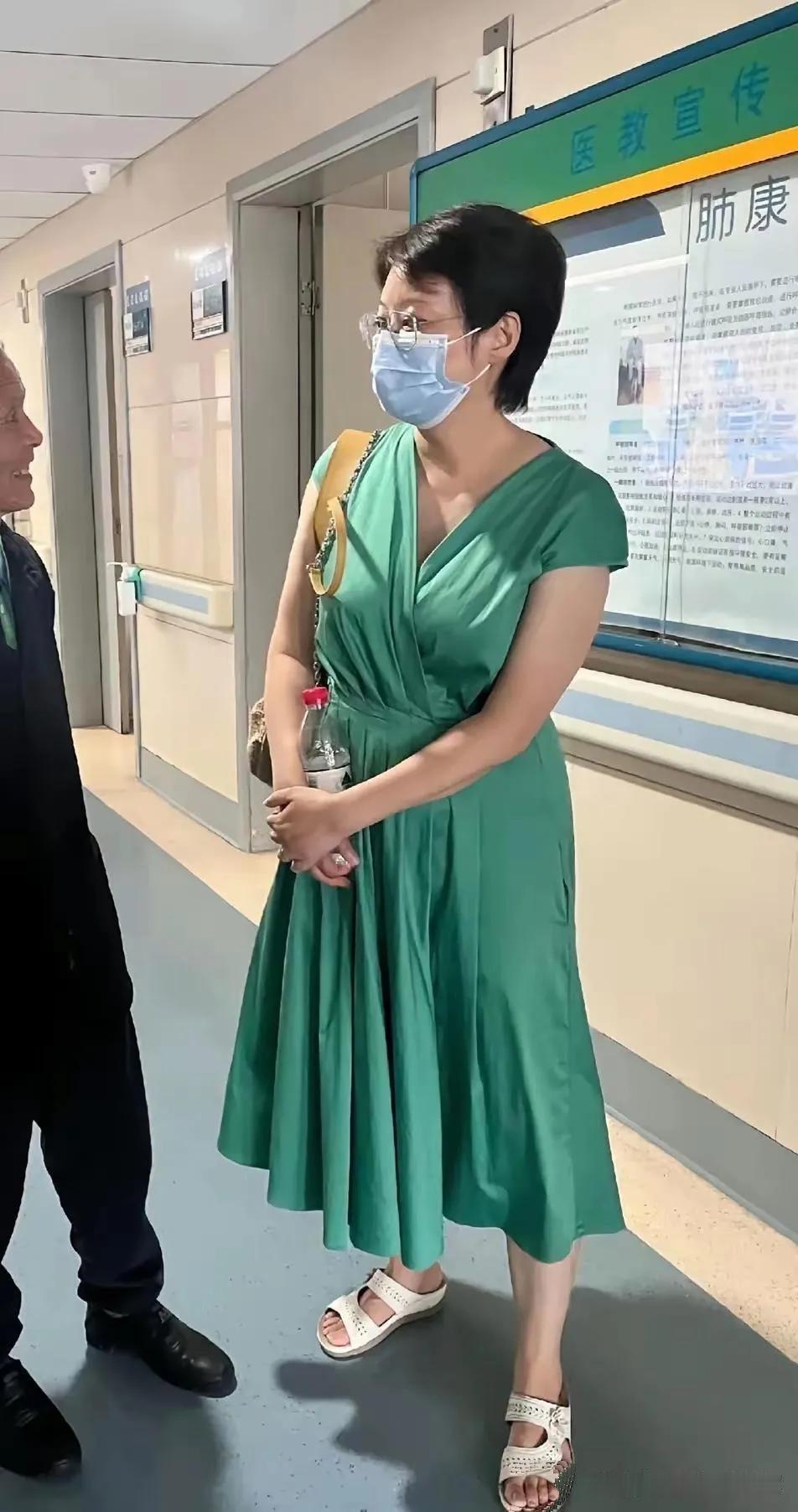 许久未见的袁立被网友偶遇，现身地点是一家医院内。当天的袁立素颜，穿的普普通通。一