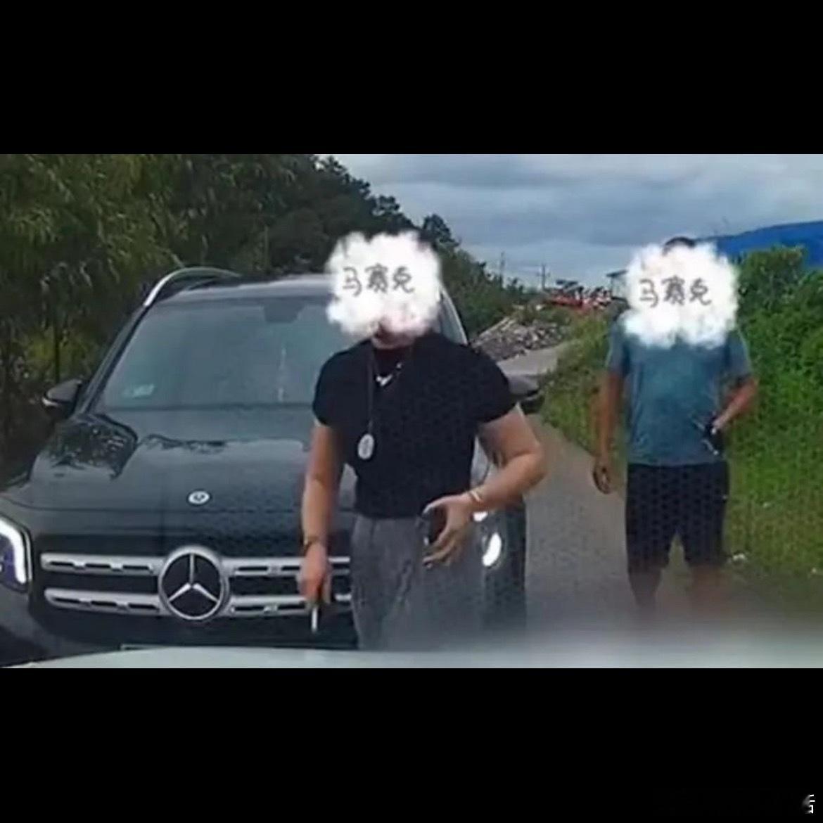 亮证姐事件巧合为何这么多亮证司机丈夫被立案调查 我可能信——这证件放得可真“随意