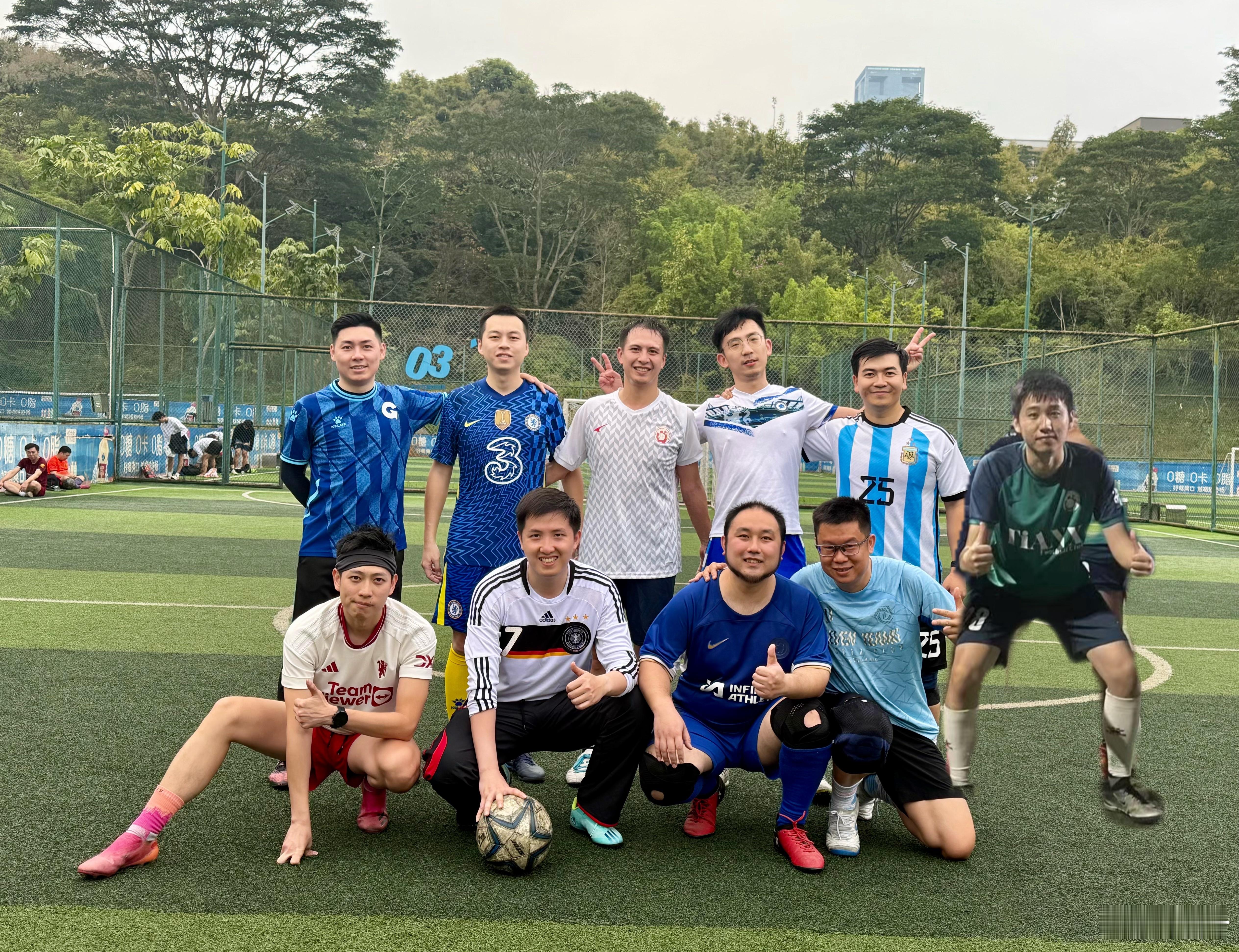 跟老同学的球局一年一次，还有一位同志没法出席要靠P跑得没原来快了，射得也没那么准