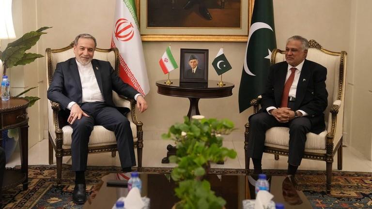 伊朗外长否认特朗普拥有"所有筹码"

伊朗外长阿拉格奇表示，美国误以为自己在对伊