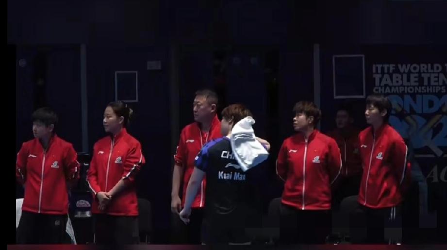 这张图看哭了！国乒的团魂，从来都藏在细节里
 
刷到这张伦敦世乒赛的截图，瞬间破