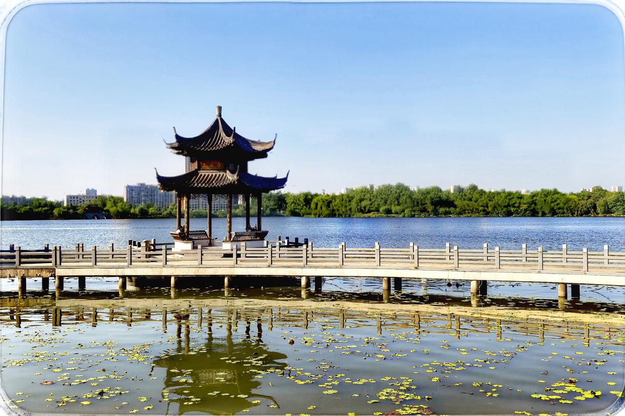 遗爱湖，与东坡的千年邂逅
在黄州城内，江水轻漾湖光，遗爱湖静淌，千年文脉悠长。那