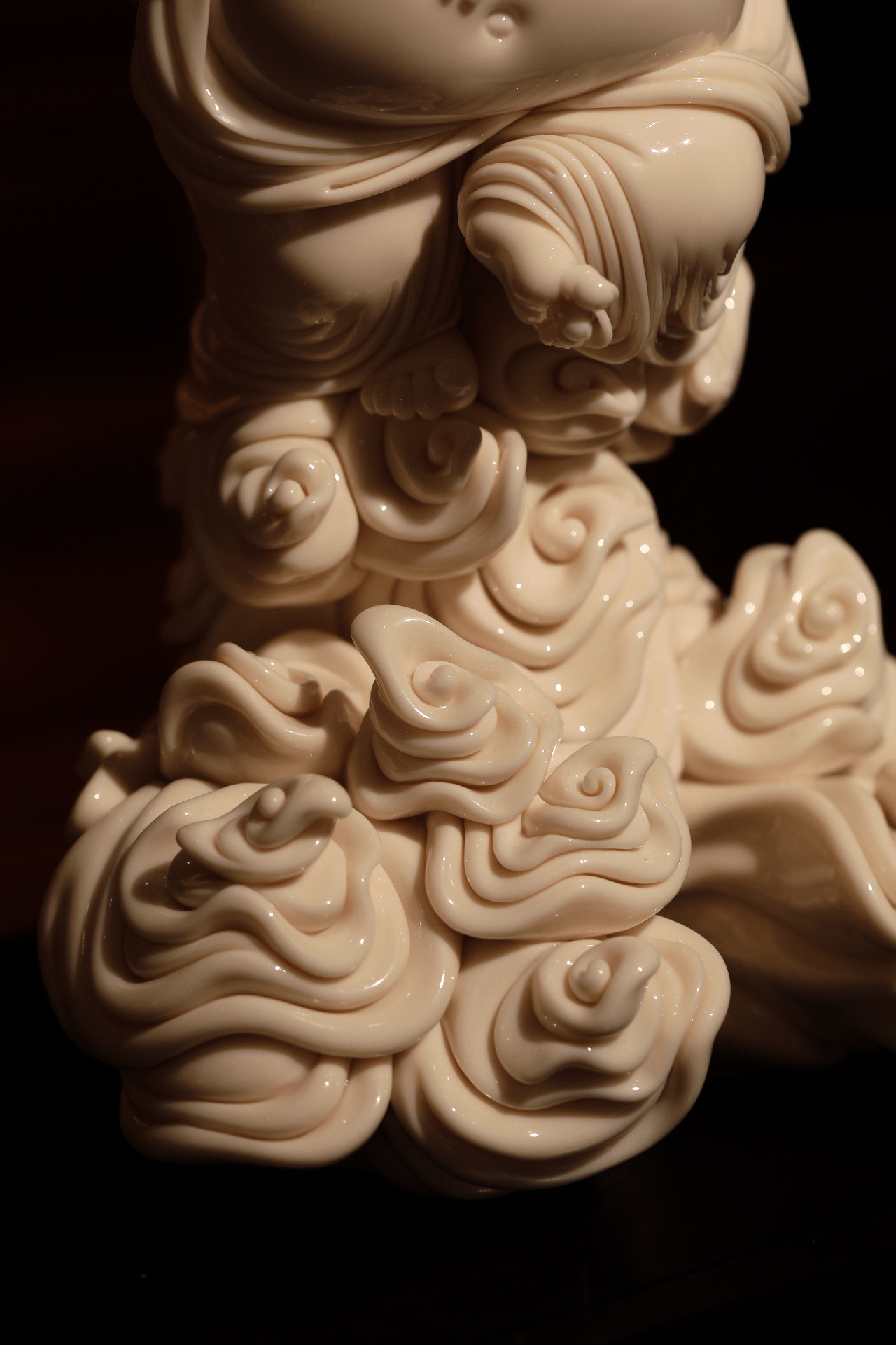 德化白瓷 | 祥云弥勒佛大师李璋高作品，本品取德化顶级高白瓷泥，经大师手塑高温烧