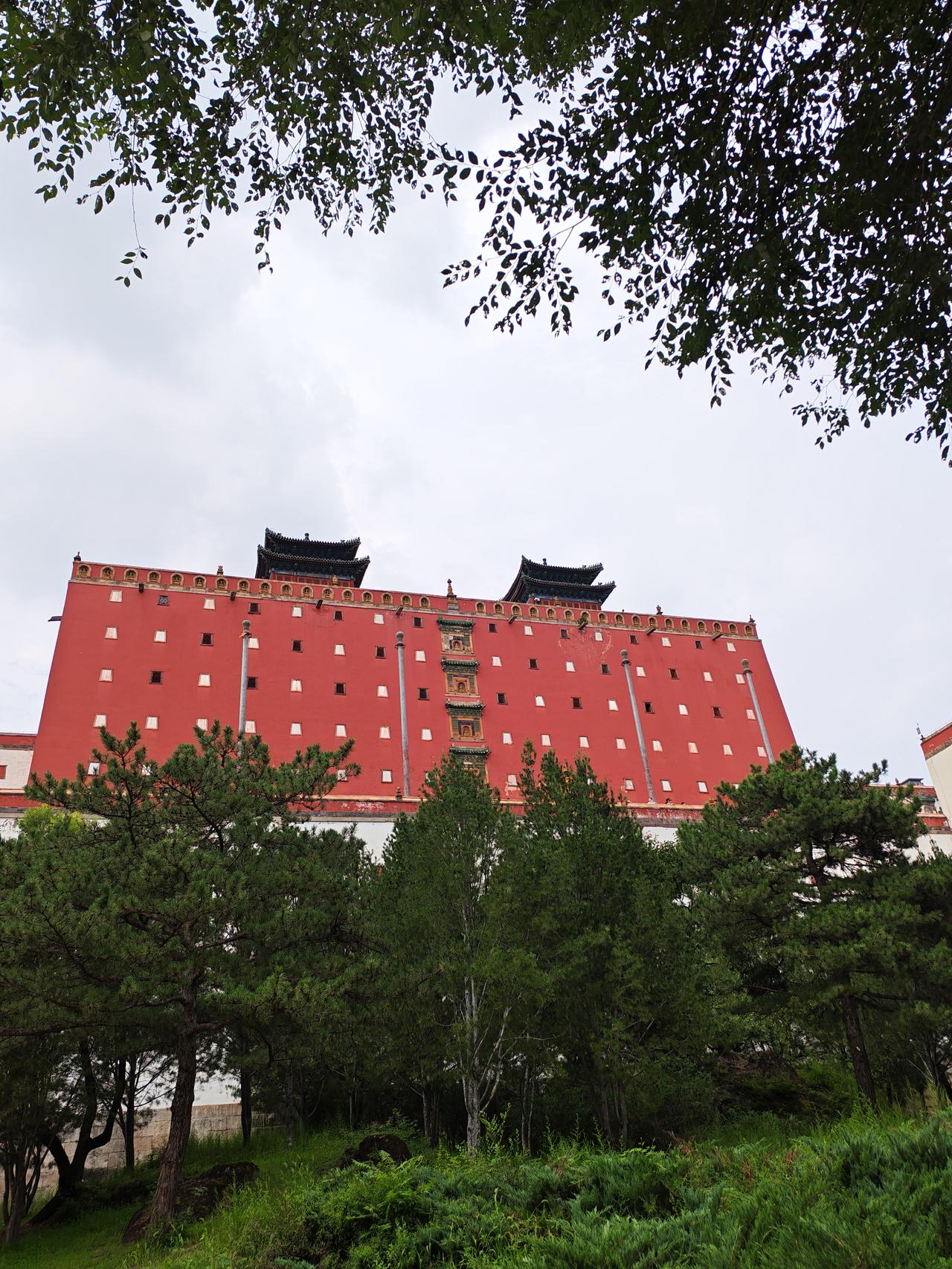 明修长城防御北方游牧族群；清修庙以宗教怀柔、笼络边疆民族，收服人心。承德市小布达