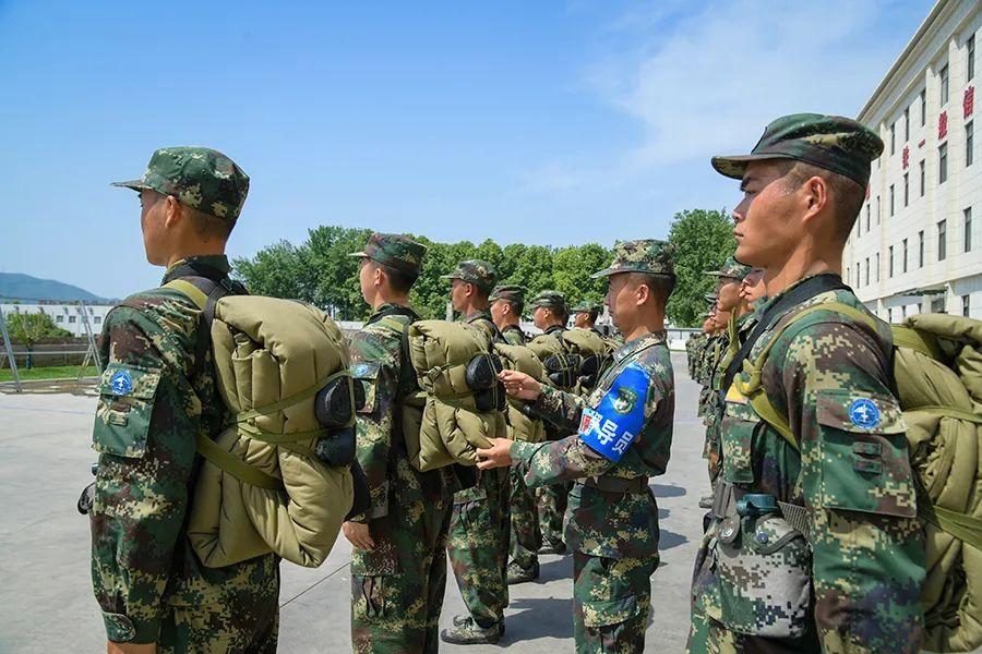 军校新训有四个主要目标，第一，是为了通过严格的军事训练和思想政治教育，帮助新生快